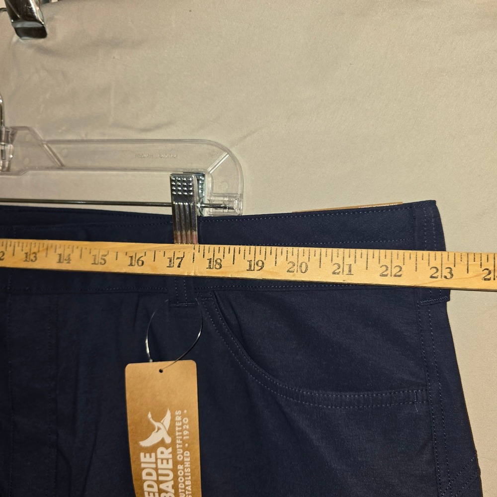 Eddie Bauer Rainier Short 24W Womens Navy Blue Stretch Hiking Outdoor UPF 50+ - Picture 3 of 10
